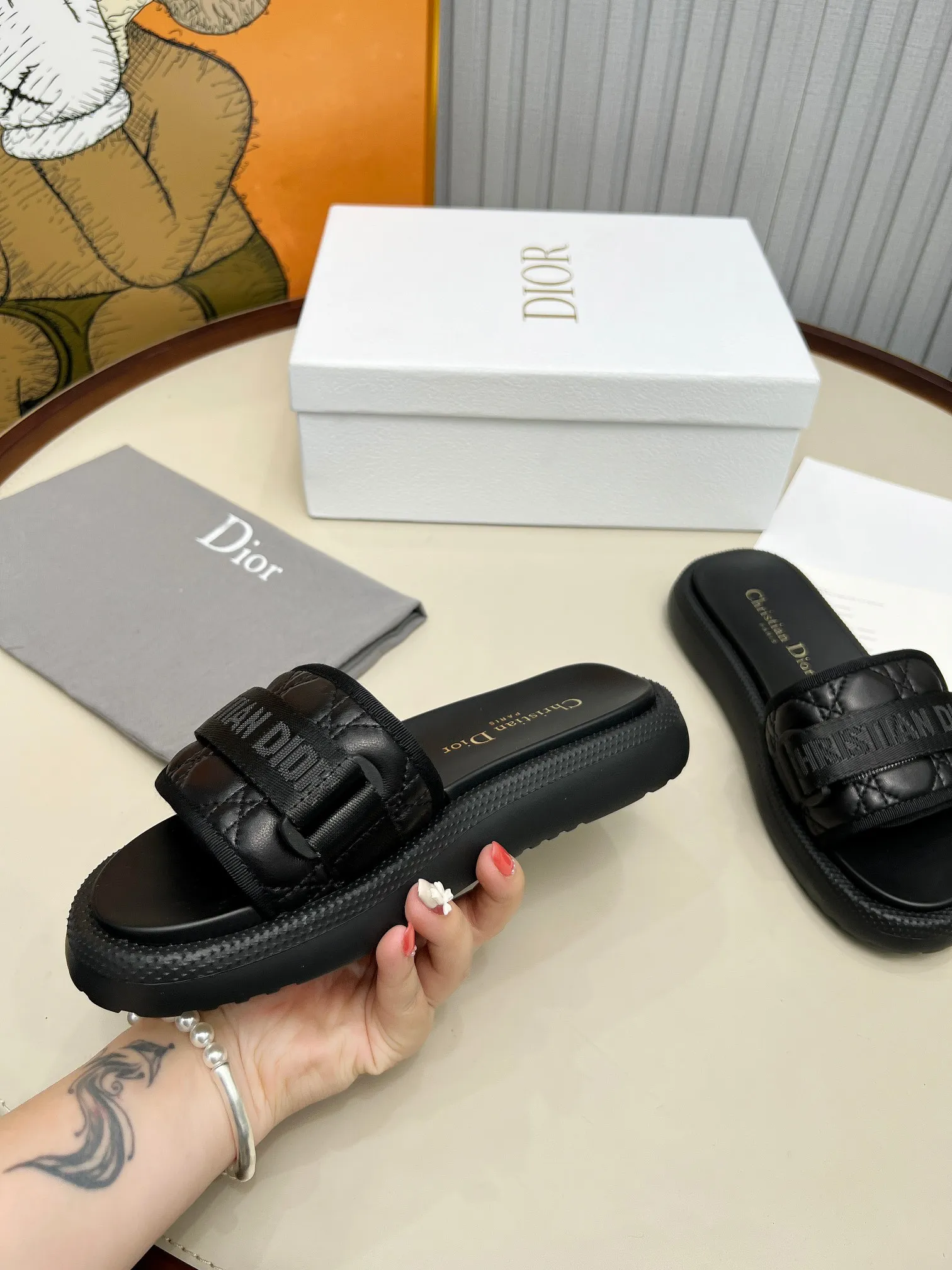 👟👟Ex-factory price 420👟👟 Dior Dior high version slippers, 👏👏2025 new classic model 🔥purchasing level qualityhot-selling thick-soled slippers in foreign counters💋———————————— Upper➕Inner: Original customized special electric embroidery material, Sole: Original mold 1.1 (lightweight) Bottom thickness: heel 5cm, forefoot 3cm, size 35-40 (with full set of packaging, cloth bag handbag, card instructions). You are welcome to place an order in advance, first come first served. Win-win cooperation.